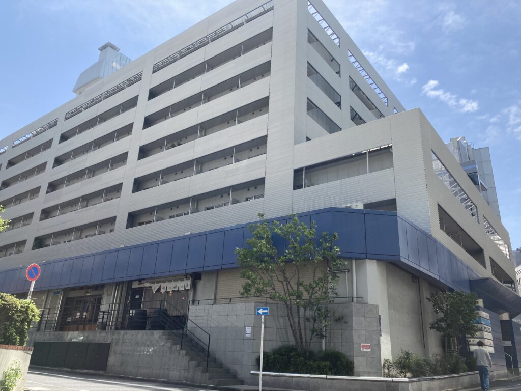 酒販免許申請の専門家、大谷賢司（行政書士）が運営する東京・渋谷の事務所イメージ。 一般社団法人日本ソムリエ協会認定 ワインエキスパート、一般社団法人日本シードル協会認定 シードルアンバサダーとして、お酒のプロの視点から免許取得をサポートします。